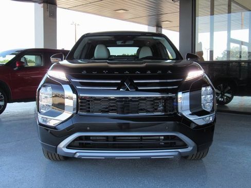 New 2025 Mitsubishi Outlander SE image 6
