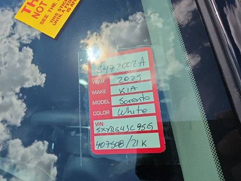 Certified 2025 Kia Sorento LX FWD image 11