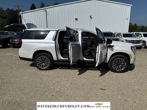 Used 2025 GMC Yukon XL Denali Ultimate w/ LPO, Illumination Package AWD/4WD image 41