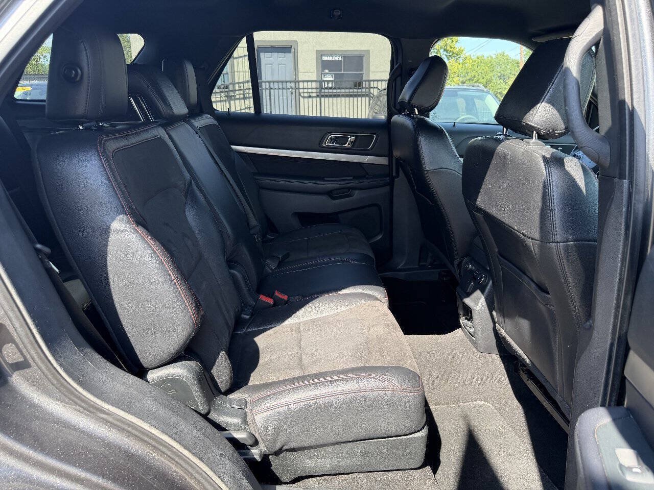 Used 2018 Ford Explorer XLT w/ Equipment Group 202A FWD image 18
