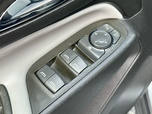 Used 2023 Chevrolet Equinox LS image 18