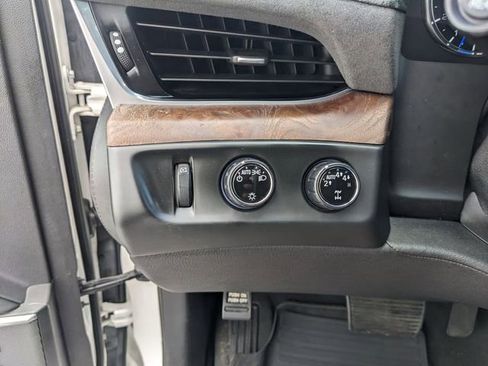 Used 2019 Cadillac Escalade Luxury AWD/4WD image 32