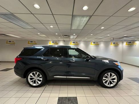 Used 2023 Ford Explorer Platinum w/ Technology Package AWD/4WD image 3