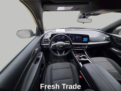 Used 2025 Chevrolet Traverse LT FWD image 12