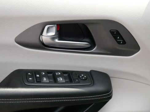 Used 2023 Chrysler Pacifica Touring-L FWD image 19