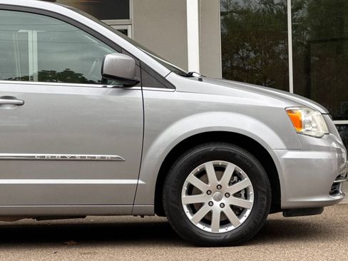 Used 2013 Chrysler Town & Country Touring image 35