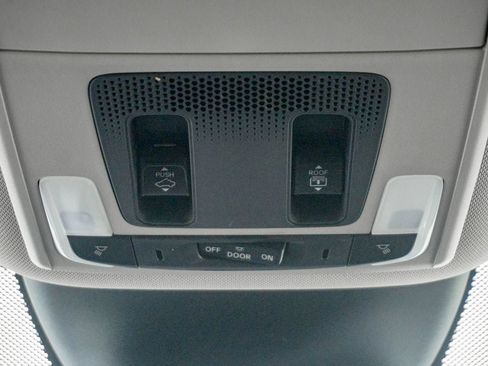 Used 2025 Honda Pilot Touring image 29