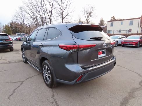 Used 2020 Toyota Highlander XLE image 4
