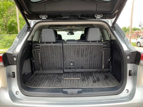 Used 2022 Toyota Highlander XLE AWD/4WD image 19