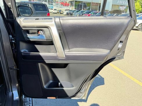 Used 2018 Toyota 4Runner SR5 AWD/4WD image 28