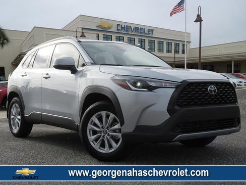 Used 2024 Toyota Corolla Cross LE image 1