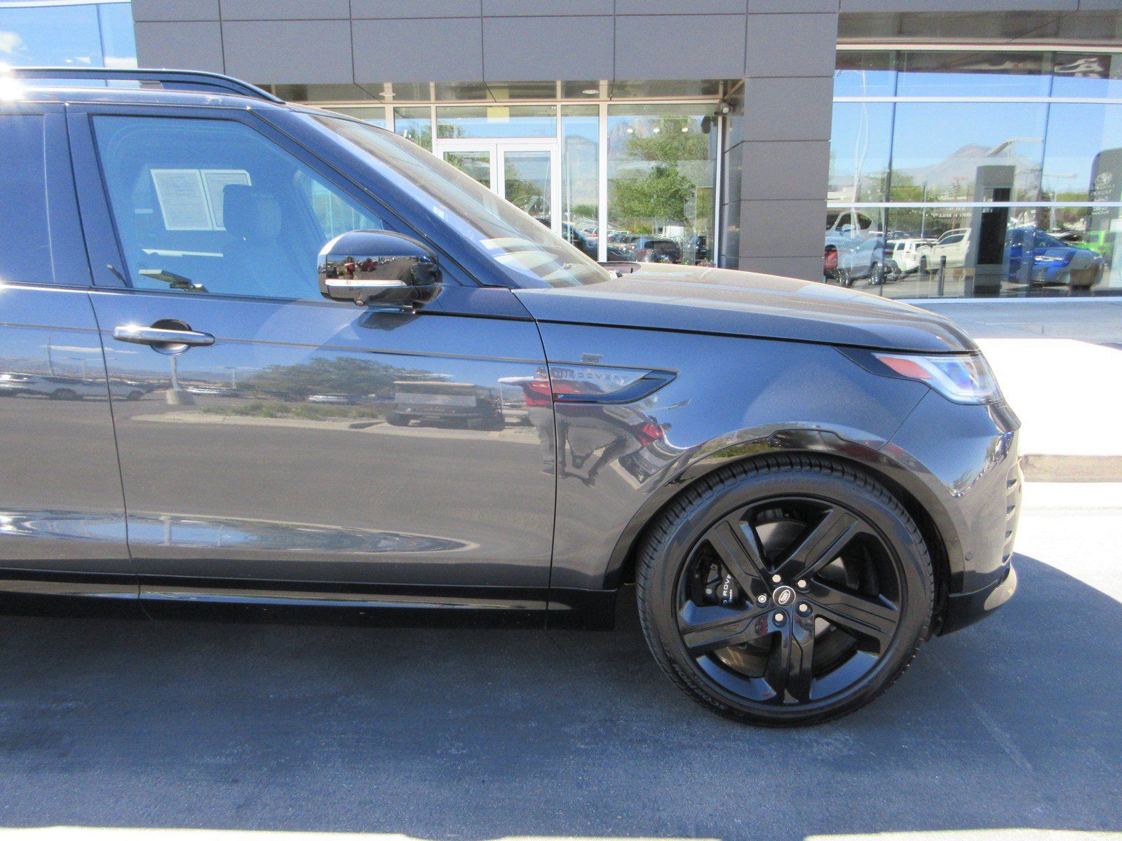 Used 2023 Land Rover Discovery Metropolitan Edition AWD/4WD image 13