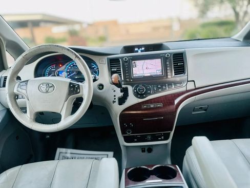Used 2014 Toyota Sienna XLE w/ XLE Premium Package FWD image 12