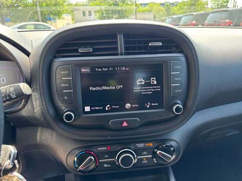 Used 2025 Kia Soul LX w/ LX Technology Package image 17