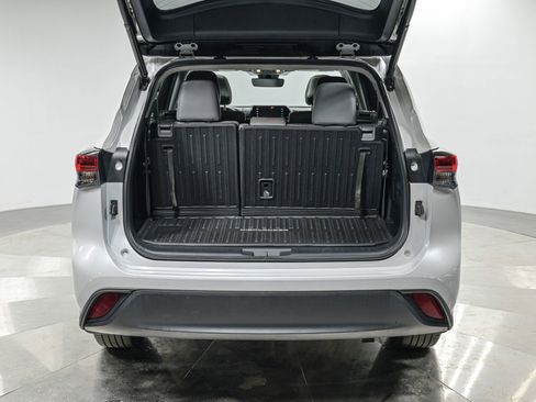 Used 2022 Toyota Highlander XLE image 6