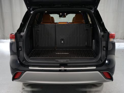 New 2026 Toyota Highlander Platinum image 40