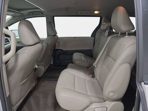 Used 2018 Toyota Sienna XLE w/ XLE Navigation Package FWD image 12