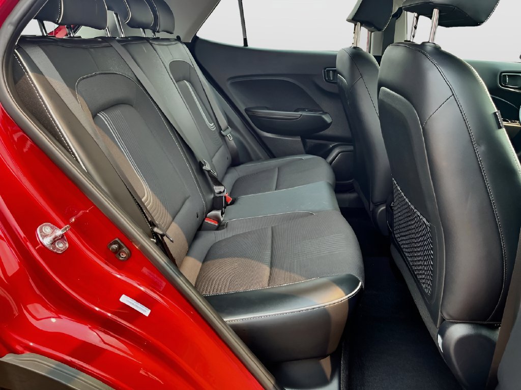 Used 2025 Hyundai Venue Limited FWD image 27