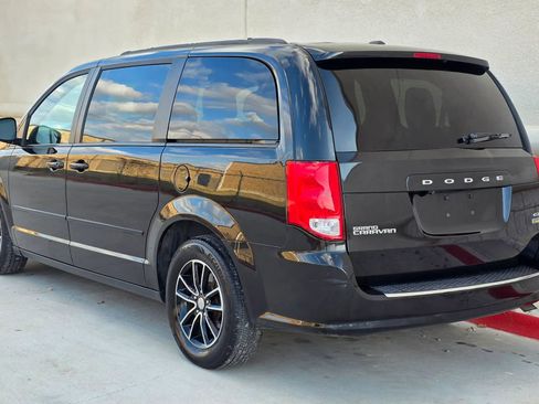 Used 2017 Dodge Grand Caravan GT image 4