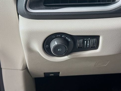 Used 2024 Chrysler Pacifica Touring-L FWD image 11