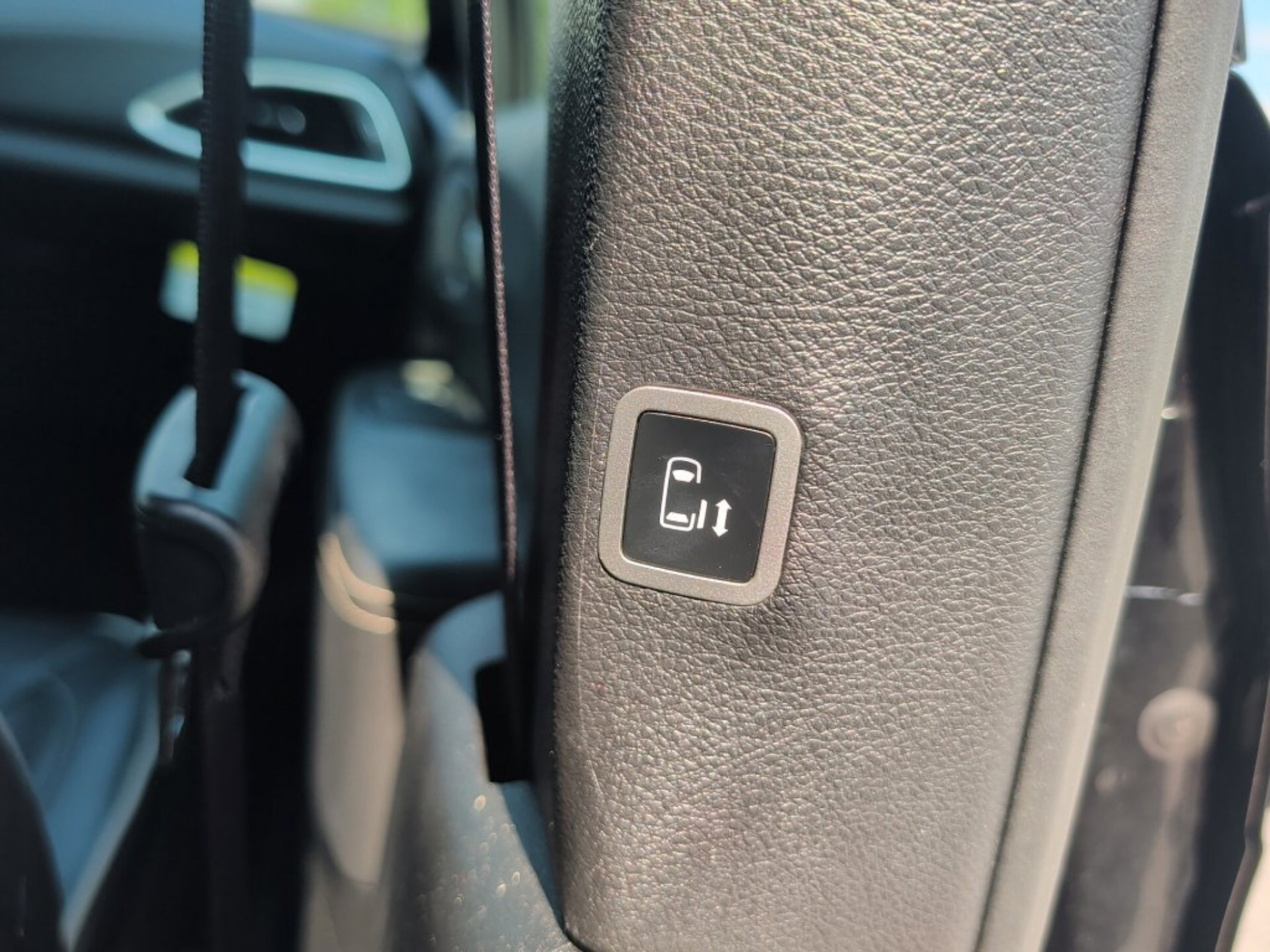 Used 2025 Chrysler Pacifica Limited FWD image 46