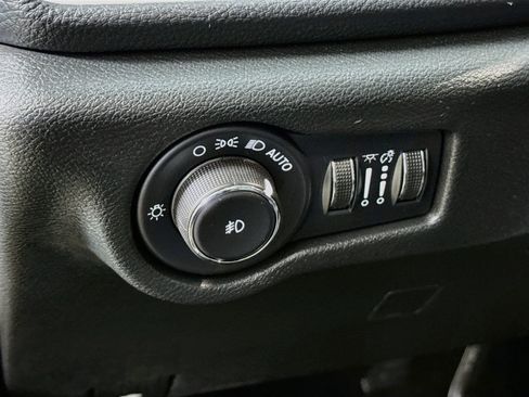 Used 2023 Chrysler Pacifica Touring-L w/ S Appearance Package FWD image 12