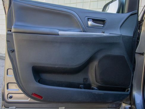 Used 2018 Toyota Sienna SE image 11