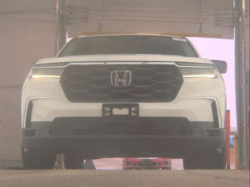 Used 2023 Honda Pilot LX image 2