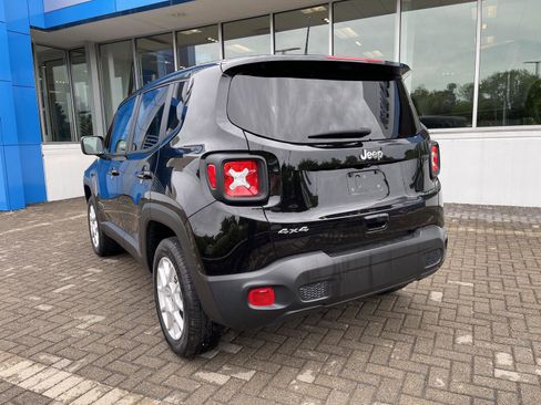 Used 2023 Jeep Renegade Latitude AWD/4WD image 3