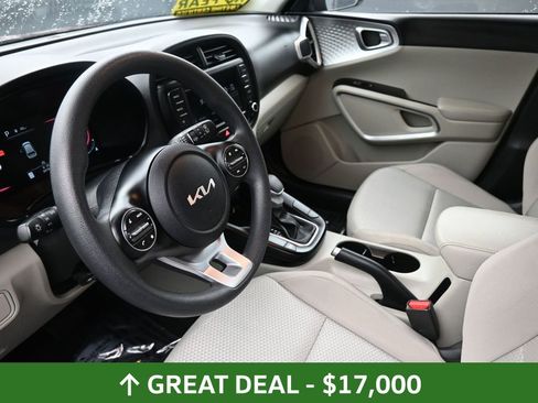 Used 2025 Kia Soul LX w/ LX Technology Package FWD image 32