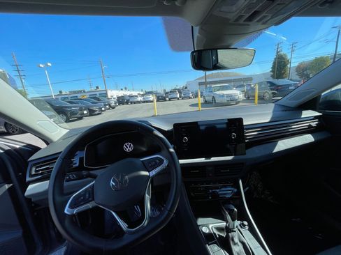 Used 2025 Volkswagen Jetta SE image 33