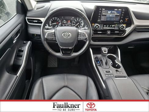 Certified 2021 Toyota Highlander XLE AWD/4WD image 11