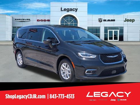 Used 2023 Chrysler Pacifica Touring-L FWD image 1