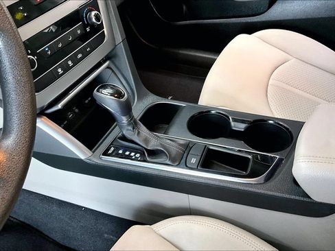Used 2015 Hyundai Sonata SE w/ Option Group 09 FWD image 17