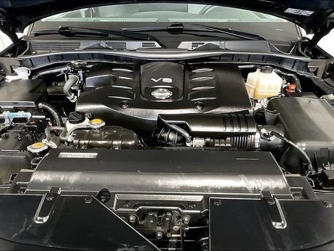 Used 2024 Nissan Armada SL w/ Captain's Chairs Package image 9