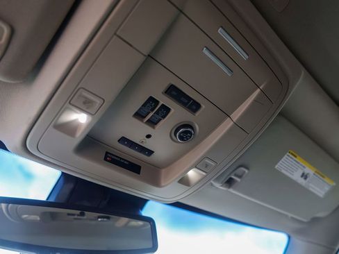 Used 2018 GMC Yukon SLT w/ Premium Edition image 21