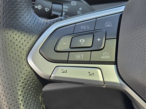 Used 2025 Volkswagen Tiguan SE R-Line AWD/4WD image 25