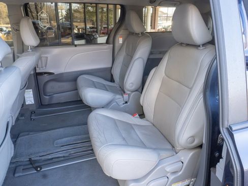 Used 2019 Toyota Sienna AWD image 17