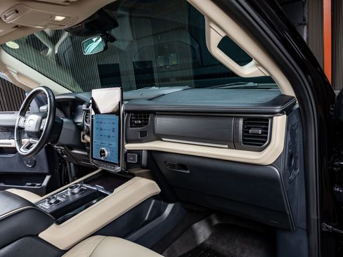 Used 2024 Ford Expedition Max Platinum image 18