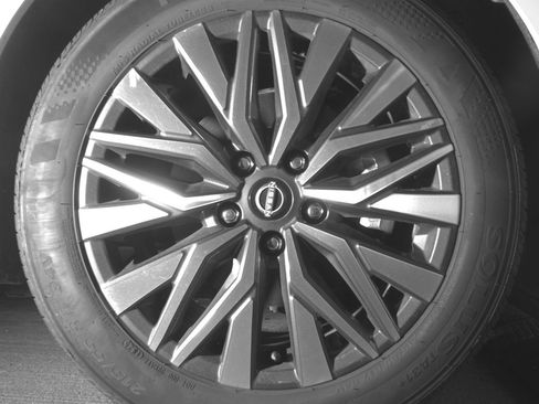 Used 2025 Nissan Altima 2.5 SV FWD image 13