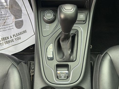Used 2022 Jeep Cherokee Latitude Lux w/ Sun & Sound Group AWD/4WD image 19