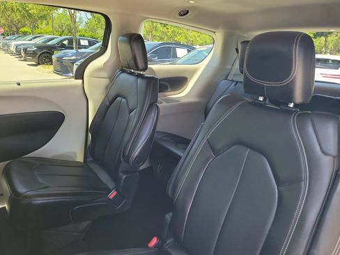 Used 2023 Chrysler Pacifica Touring-L FWD image 11
