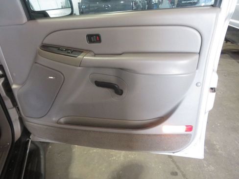Used 2004 Chevrolet Suburban LS w/ Preferred Equipment Group AWD/4WD image 30