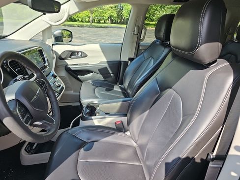 Used 2023 Chrysler Pacifica Touring-L FWD image 18