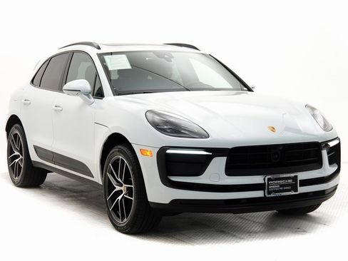 Used 2025 Porsche Macan image 33