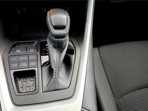 Used 2023 Toyota RAV4 LE image 31