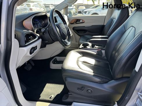 Used 2017 Chrysler Pacifica Touring-L image 10