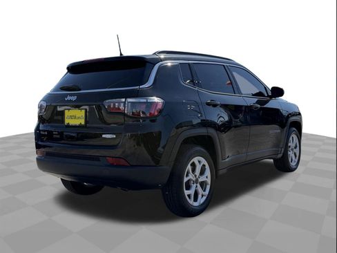 Used 2025 Jeep Compass Latitude AWD/4WD image 5