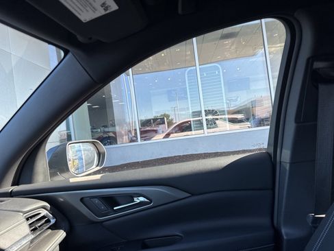 Used 2025 Chevrolet Traverse LT image 31