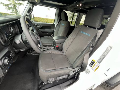 Used 2025 Jeep Wrangler Unlimited Rubicon 4xe w/ Convenience Group AWD/4WD image 17